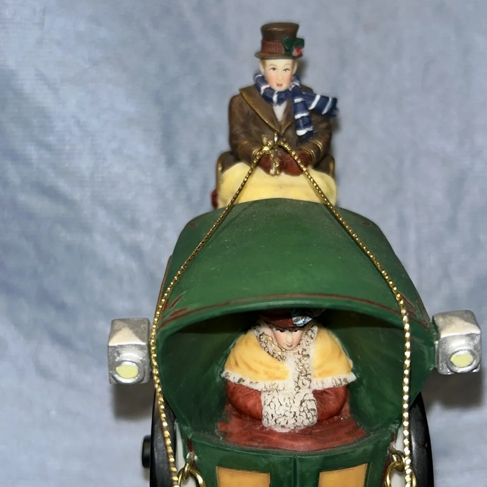 Resin Christmas O' Well One Horse Sleigh Carriage Gold Chains No Box